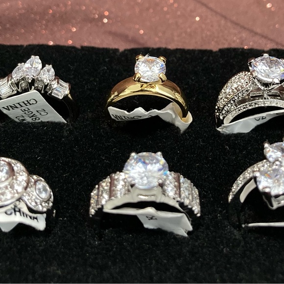 Amazing 18-Piece Assorted Designs and Sizes of Classic Rings - FREE SHIPPING! - Picture 9 of 12